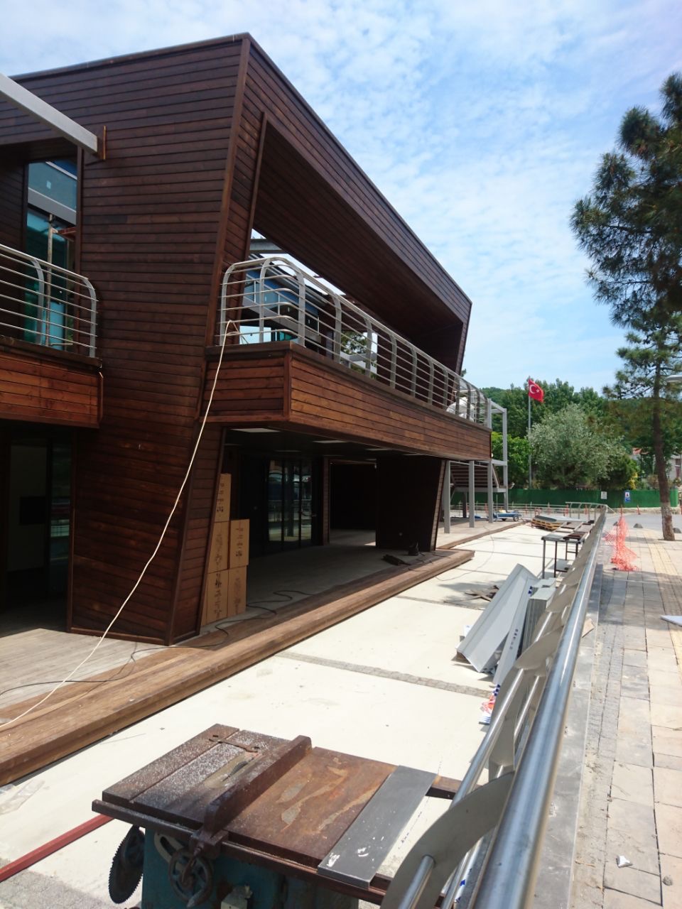 Ağva sahilinde ahşap kaplamalı yaya meydanı ve boardwalk